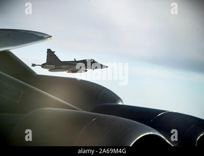 Une armée de l'air tchèque JAS-39 Gripen vole à côté de l'aile d'une U.S. Air Force B-52 Stratofortress Bombardier au cours de l'Europe Groupe de travail 20-1, le 23 octobre 2019, sur la mer Baltique. Ce déploiement permet aux équipages et au personnel de soutien, afin de procéder à l'intégration et de théâtre afin d'améliorer l'interopérabilité avec les partenaires des bombardiers et les pays alliés. (U.S. Air Force photo par un membre de la 1re classe Duncan C. Bevan) Banque D'Images