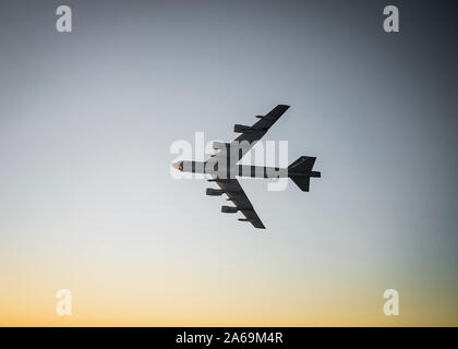 L'US Air Force UN B-52H Stratofortress affecté à la 96e Bomb Squadron clignote son aile lors de bomber Task Force Europe 20-1, le 23 octobre 2019, sur la mer Baltique. Les bombardiers stratégiques contribuent à la stabilité dans le théâtre européen, où ils sont destinés à prévenir les conflits plutôt que d'inciter, démontrant la crédibilité des forces américaines dans le contexte actuel de la sécurité mondiale. (U.S. Air Force photo par un membre de la 1re classe Duncan C. Bevan) Banque D'Images