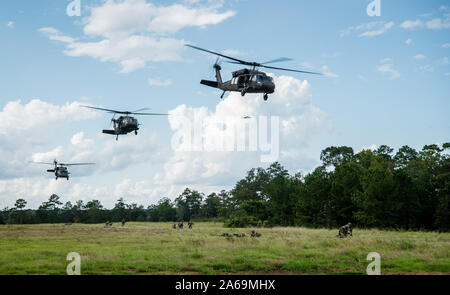 Blackhawks (UH-60) du 1er bataillon du 185e Régiment d'aviation, décoller après avoir chuté de soldats à la zone d'atterrissage au cours de l'effort de l'enclume de l'Arctique le 6 octobre, 2019 au Camp Shelby Joint Forces Training Center. L'enclume de l'Arctique est un exercice de la force de travail sur les tests que la santé mentale et physique de l'endurance des soldats impliqués. La Garde nationale du Mississippi (photo par le Sgt. Shawn Keeton) Banque D'Images