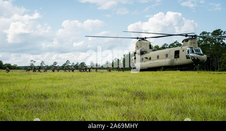 CH-47 Chinook) (du 1er bataillon du 185e Régiment d'aviation, transporter des soldats à la zone de chute au cours de l'effort de l'enclume de l'Arctique le 6 octobre, 2019 au Camp Shelby Joint Forces Training Center. L'enclume de l'Arctique est un exercice de la force de travail sur les tests que la santé mentale et physique de l'endurance des soldats impliqués. La Garde nationale du Mississippi (photo par le Sgt. Shawn Keeton) Banque D'Images