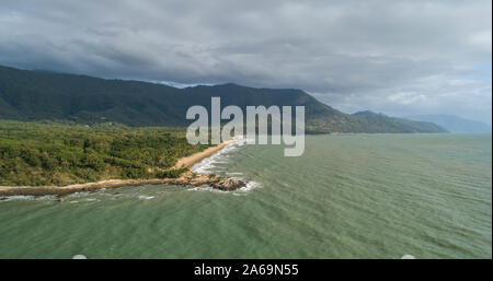 Beau paysage tropical avec des montagnes de brume en arrière-plan et de l'océan, plage et pointe. Cape Tribulation en Australie, Queensland Banque D'Images