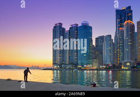 Pêcheur dans la ville de Busan. District de Haeundae (Corée du Sud), 01-09-2016 Banque D'Images