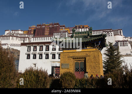 Le palais rouge ou Potrang Marpo couronne le Palais du Potala. Site du patrimoine mondial de l'UNESCO à Lhassa, au Tibet. Banque D'Images