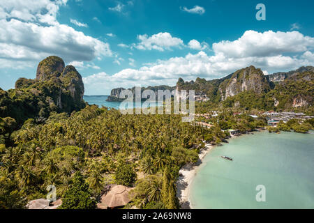 Vue aérienne de Railay beach à partir de point de vue. La province de Krabi, Thaïlande Banque D'Images