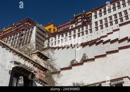 Le Palais du Potala a été fondée vers l'an 1645 et était l'ancien palais d'hiver du dalaï-lama et est une partie de l'Ensemble historique du Potala Banque D'Images