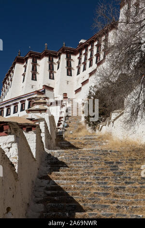 Une friche, couvert à l'escalier du Palais du Potala à Lhassa, au Tibet. Site du patrimoine mondial de l'UNESCO. Banque D'Images