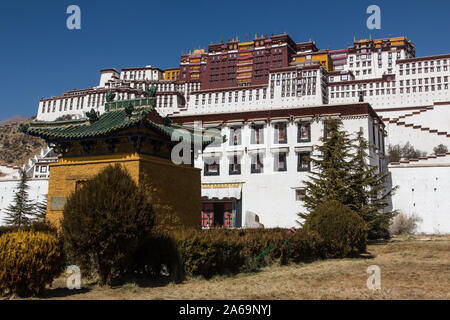 Le palais rouge ou Potrang Marpo couronne le Palais du Potala. Site du patrimoine mondial de l'UNESCO à Lhassa, au Tibet. Banque D'Images