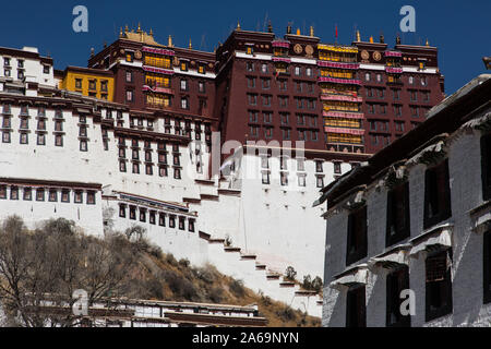 Le palais rouge ou Potrang Marpo couronne le Palais du Potala. Site du patrimoine mondial de l'UNESCO à Lhassa, au Tibet. Banque D'Images