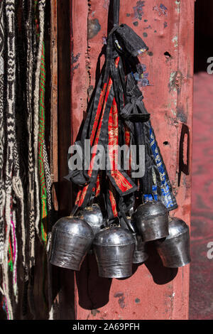 Un cluster de vieilles cloches yak artisanal utilisé pour la vente dans un marché de rue près de Barkhour Square à Lhassa, au Tibet. Banque D'Images