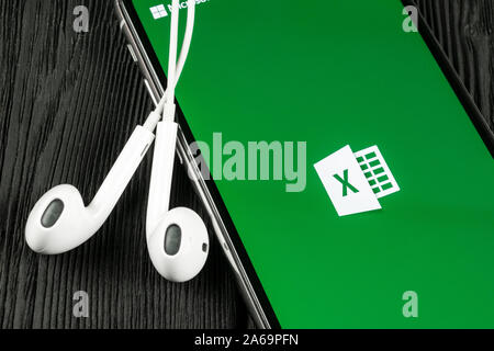 Helsinki, Finlande, le 4 mai 2019 : l'icône de l'application Excel de Microsoft sur Apple iPhone écran X close-up. Icône de l'application Microsoft Office Excel. Microsoft Office Banque D'Images