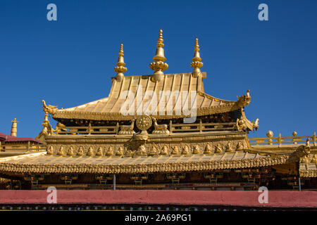 Des détails architecturaux, des statues et le toit doré du temple bouddhiste du Jokhang à Lhassa, le temple le plus sacré du Tibet. Site du patrimoine mondial de l'UNESCO. Banque D'Images