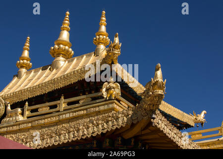 Détail architectural et le toit doré et Garuda et têtes de dragon sur le temple bouddhiste du Jokhang à Lhassa, au Tibet. Site du patrimoine mondial de l'UNESCO. Banque D'Images