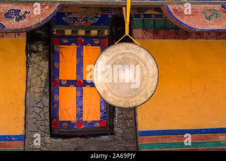 Un gong accroché au Temple du Jokhang à Lhassa, au Tibet. Il est le plus saint du temple bouddhiste au Tibet et est un UNESCO World Heritage Site. Banque D'Images