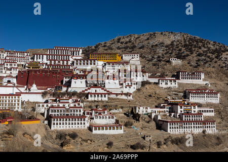 Le Serdung Lhakhang est le grand bâtiment rouge avec le White Hall Tsokchen immédiatement à sa droite au monastère de Ganden, bouddhistes au Tibet. Banque D'Images