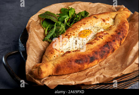 Adjare khachapuri délicieux avec des greens Banque D'Images