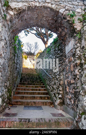 Ravello, un village magnifique et touristique sur la Côte d'Amalfi. Vue sur la rue piétonne qui descend à la mer et à Amalfi. Banque D'Images