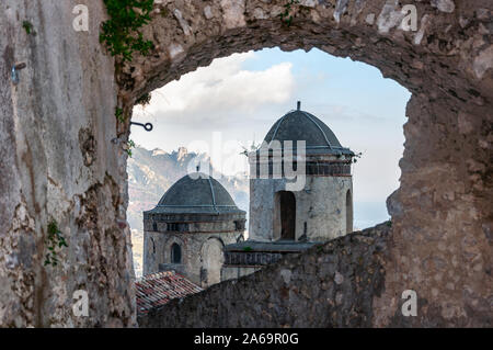 Ravello, sur la côte amalfitaine. Rue piétonne qui descend jusqu'à la mer et à Amalfi, avec avec détail de la "Villa Punta del Sole". Banque D'Images