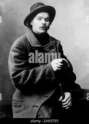 Maxime Gorki, assis avec lourd manteau sur 2 7 1910 Banque D'Images