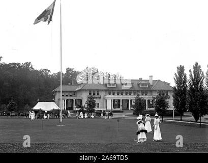 1917 Photo de Colombie-Britannique Country Club - Femme sur pelouse Banque D'Images