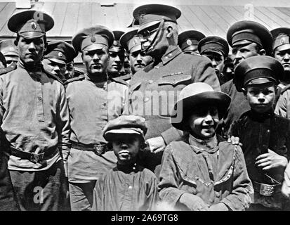 Guerre en Russie - Général Hugh Scott, membre de la Commission, rendre visite à des enfants en Russie ca. 1917 Banque D'Images