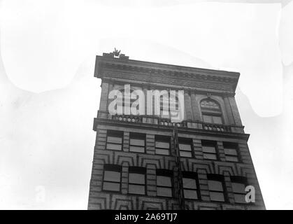 J. Reynolds, Acrobat performing acrobatique et numéros d'équilibre au-dessus du bâtiment au-dessus de la 9e rue NW à Washington D.C. ca. 1917 Banque D'Images