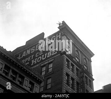 J. Reynolds, Acrobat performing acrobatique et numéros d'équilibre au-dessus du bâtiment au-dessus de la 9e rue NW à Washington D.C. ca. 1917 Banque D'Images