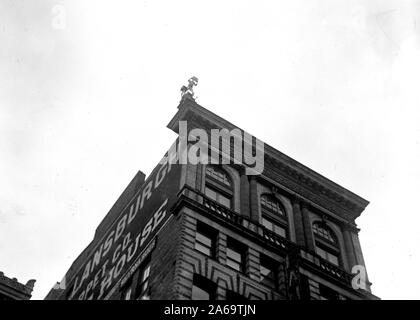 J. Reynolds, Acrobat performing acrobatique et numéros d'équilibre au-dessus du bâtiment au-dessus de la 9e rue NW à Washington D.C. ca. 1917 Banque D'Images