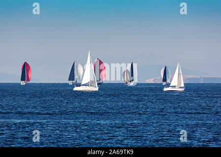 Hobart Australie / Yachts à voile sur la rivière Derwent, à Hobart en Tasmanie. Racing yachts naviguer un cours dans le Port de Hobart. Banque D'Images