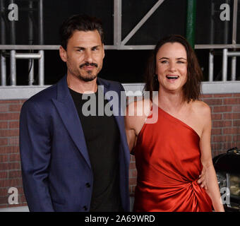 Los Angeles, United States. 24 Oct, 2019. L'actrice Juliette Lewis et musicien Bradley Wilk assister à la première de the crime historique thriller "L'Irlandais" au théâtre chinois de Grauman dans la section Hollywood de Los Angeles le jeudi 24 octobre, 2019. Credit : UPI/Alamy Live News Banque D'Images