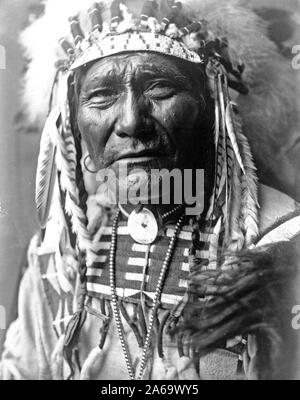 Edward S. Curtis indiens des États-Unis - Ghost Bear, Crow Indian, Montana ca. 1908 Banque D'Images