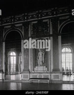 Scène dans Château de Versailles présente une statue de Vénus qui se dresse au centre de la galerie de verre où la signature du traité de paix sera fait. Paris, France ca. 3/1919 Banque D'Images