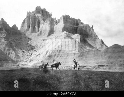 Edward S. Curtis indiens des États-Unis - Saisie de la Bad Lands. Trois Indiens sioux sur l'AC. 1905 Banque D'Images