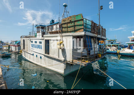 Male, Maldives - Le 16 novembre 2017 : Salon de poissons frais à Malé, Maldives. Transports bateau sont amarrés sur le quai. La pollution des océans. Banque D'Images