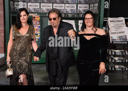 Los Angeles, United States. 24 Oct, 2019. Al Pacino acteur et l'actrice israélienne Meital Dohan et sa fille Olivia Pacino (R) assister à la première de the crime historique thriller "L'Irlandais" au théâtre chinois de Grauman dans la section Hollywood de Los Angeles le jeudi 24 octobre, 2019. Scénario : Frank "l'Irlandais" Sheeran est un homme avec beaucoup de son esprit. L'ancien haut fonctionnaire de l'union du travail et hitman, appris à tuer servant en Italie pendant la Seconde Guerre mondiale. Credit : UPI/Alamy Live News Banque D'Images