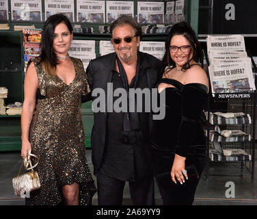 Los Angeles, United States. 24 Oct, 2019. Al Pacino acteur et l'actrice israélienne Meital Dohan et sa fille Olivia Pacino (R) assister à la première de the crime historique thriller "L'Irlandais" au théâtre chinois de Grauman dans la section Hollywood de Los Angeles le jeudi 24 octobre, 2019. Scénario : Frank "l'Irlandais" Sheeran est un homme avec beaucoup de son esprit. L'ancien haut fonctionnaire de l'union du travail et hitman, appris à tuer servant en Italie pendant la Seconde Guerre mondiale. Credit : UPI/Alamy Live News Banque D'Images