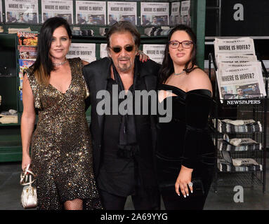 Los Angeles, United States. 24 Oct, 2019. Al Pacino acteur et l'actrice israélienne Meital Dohan et sa fille Olivia Pacino (R) assister à la première de the crime historique thriller "L'Irlandais" au théâtre chinois de Grauman dans la section Hollywood de Los Angeles le jeudi 24 octobre, 2019. Scénario : Frank "l'Irlandais" Sheeran est un homme avec beaucoup de son esprit. L'ancien haut fonctionnaire de l'union du travail et hitman, appris à tuer servant en Italie pendant la Seconde Guerre mondiale. Credit : UPI/Alamy Live News Banque D'Images