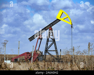 Une vieille pompe à huile dans le domaine. Abandonnée et rouillé. La technologie pour l'extraction de pétrole brut. Banque D'Images