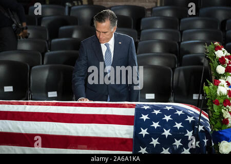 Octobre 24, 2019, Washington, District of Columbia, USA : Le sénateur américain Mitt Romney (républicain de l'Utah), présente ses respects au cours de la American, recouvert du drapeau de cercueil fin représentant américain Elijah Cummings (démocrate du Maryland) au cours d'un service commémoratif national Statuary Hall à dans la capitale américaine. (Crédit Image : © Al Drago/CNP via Zuma sur le fil) Banque D'Images