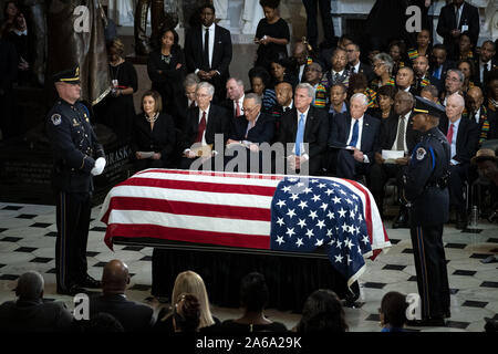 Octobre 24, 2019, Washington, District of Columbia, États-Unis : le cercueil recouvert du drapeau américain-représentant des États-Unis à la fin de l'Elijah Cummings (démocrate du Maryland) siège dans les Statuary Hall pendant un service commémoratif au Capitole. (Crédit Image : © Al Drago/CNP via Zuma sur le fil) Banque D'Images