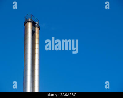 Cheminée en métal devant un ciel bleu Banque D'Images