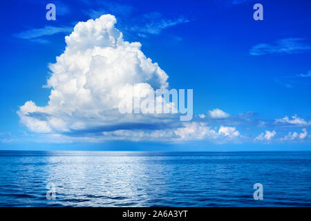 Nuages blancs dans le ciel bleu au-dessus de la mer paysage, gros nuage au-dessus de l'eau de l'océan, beau panorama seascape tropical, temps nuageux, cloudscape Banque D'Images