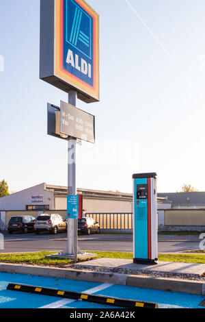 E-Aldi sur F.sur route voiture électrique nouvellement installé au point de la station de charge parking Aldi, Sopron, Hongrie Banque D'Images