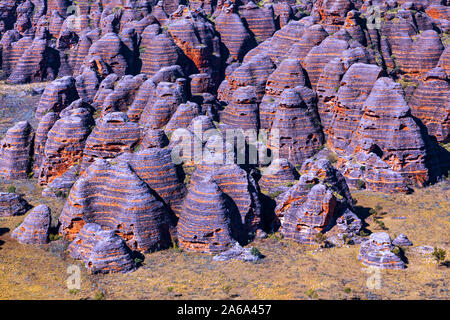 Vue aérienne de la ruche, comme des formations de grès colorés de la Bungle Bungles, le Parc National de Purnululu, Kimberley, Australie Banque D'Images