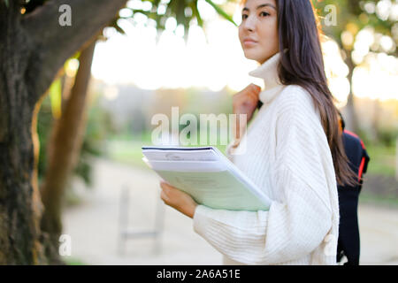 Se concentrer sur les documents en mains femme chinoise à l'extérieur. Banque D'Images