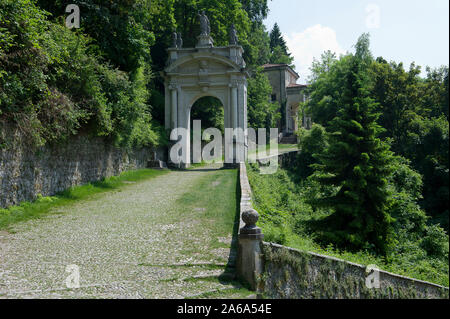 L'Italie, Lombardie, Sacro Monte di Varese, S. Ambrogio arch Banque D'Images