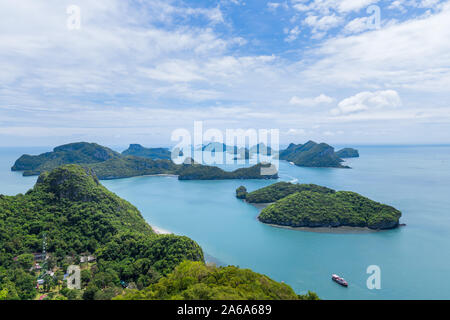 Vue aérienne de la plage ensoleillée des îles tropicales sur Ang Thong National Park du point de vue photographique publique à Koh Samui, Thaïlande Banque D'Images