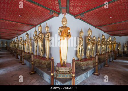 Statues de Bouddha d'or en ligne au corridor de Wat Pho Banque D'Images