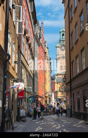 Gamla Stan, Stockholm voir en été des gens dans Skomakargatan, une rue commerçante de la vieille ville (Gamla Stan) domaine de centre-ville de Stockholm, Suède. Banque D'Images