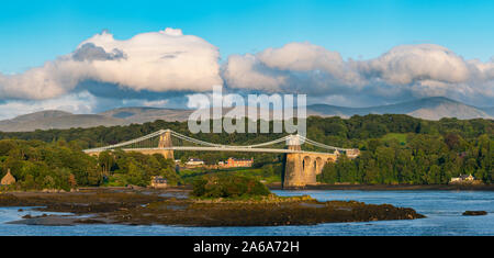 Pont suspendu de Menai (Pont du Grog y Borth) à travers le détroit de Menai (Afon Menai) vu de l'Anglesey avec Montagnes de Snowdonia en arrière-plan Banque D'Images