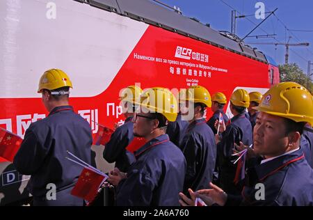 (191025) -- BELGRADE, le 25 octobre 2019 (Xinhua) -- les travailleurs de la construction chinois assister à la cérémonie d'accueil de l'arrivée du premier train de marchandises direct de Chine à Belgrade, en Serbie, le 24 octobre 2019. Une cérémonie de bienvenue a eu lieu le jeudi pour l'arrivée du premier train de marchandises à la capitale serbe de Jinan, la capitale de la province de Shangdong de Chine orientale. Le Président serbe, Aleksandar Vucic a déclaré que 500 tonnes de matériel livré par le train nommé "Qilu' permettra à la Chine de fer et la China Communications Construction Company (CCCC) à l'avance avec pleine vapeur à haute vitesse sur le B Banque D'Images